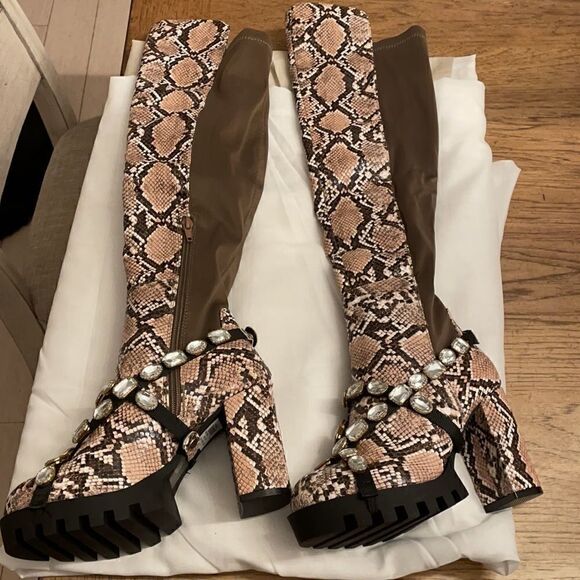 WILD DIVA SNAKESKIN MOTIF BOOTS. NEW - Picture 7 of 9